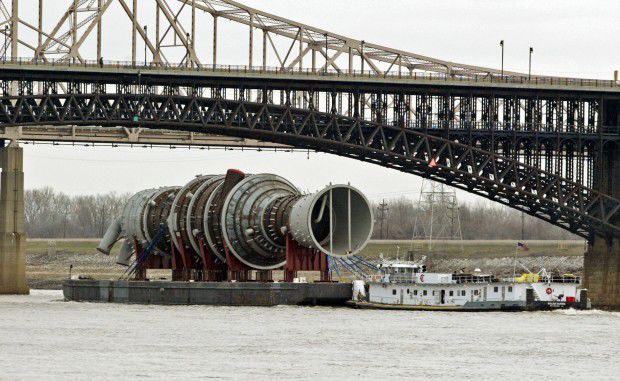 Tugboat passes beneath Eads Bridge in 2009
